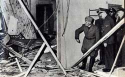 Hitler et Mussolini examinent les dégâts causés par la bombe déposée par le colonel Stauffenberg au Q.G. du Wolfsschanze.