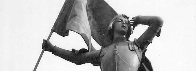 Statue réalisée par Alfred-Désiré Lanson, représentant Jeanne d'Arc blessée à la bataille de Jargeau trônant sur la place du Martroi à Jargeau.