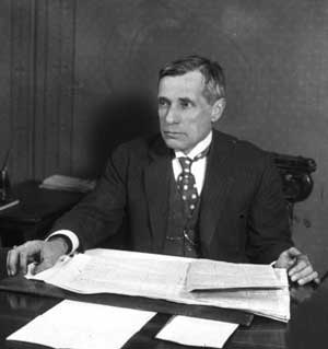 Henri Desgrange, rédacteur en chef de L'Auto, à son bureau en 1914