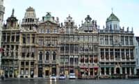 Maisons de la Grand-Place de Bruxelles, entre la rue de la Tête d'or et la rue au Beurre (ouest): Le Renard, Le Cornet, La Louve, Le Sac, La Brouette, Le Roi d'Espagne et Saint Jacques (unifiée).